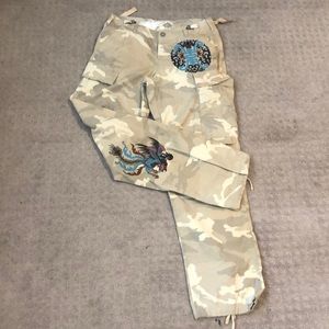 camo cargo pants w embroidery